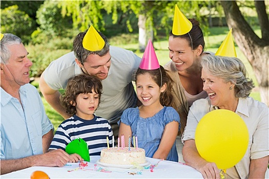 大家庭,穿,派对帽,生日庆贺,公园