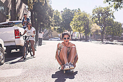 少女,坐,骑,滑板,晴朗,城市街道