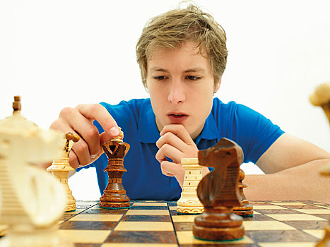 男青年,玩,下棋,专注