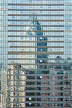 摩天大楼玻璃幕墙上现代写字楼的影子