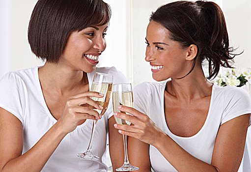 两个女人,喝,香槟