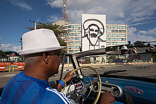 古巴,哈瓦那,男人,驾驶,经典,敞篷车,建筑,雕塑,西恩富戈斯,使用,只有