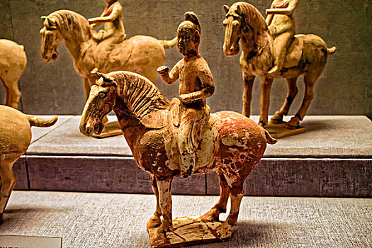 唐代彩绘骑马俑