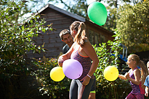 家庭,玩,气球,花园