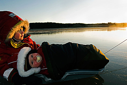 两个孩子,小,雪橇,冰,瑞典