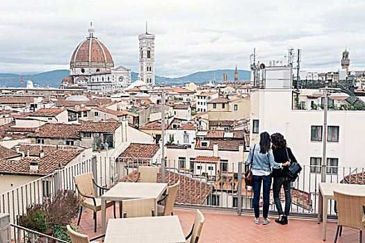 后视图,女同性恋伴侣,站立,屋顶,平台,观景,钟楼,佛罗伦萨大教堂,托斯卡纳,意大利