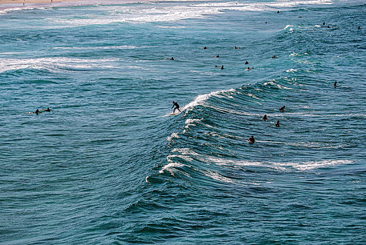 海平面冲浪的人群
