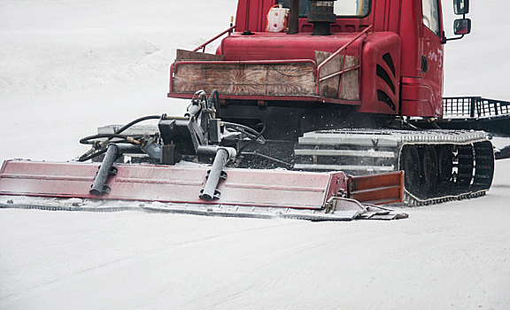 滑雪场正在工作的压雪车局部