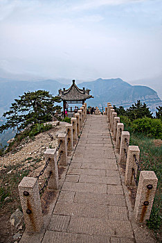 北岳恒山登顶上山道边的邈幽亭