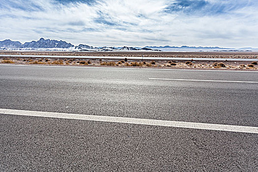 中国西部荒野道路