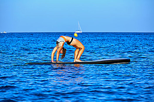 瑜珈,女孩,上方,站立,冲浪板,海洋
