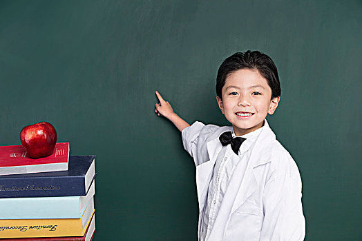 坐在黑板前的小學生