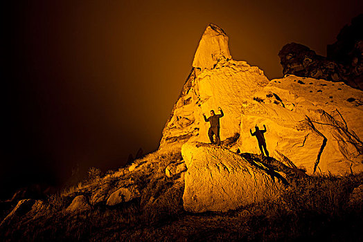一个,男人,站立,抬臂,影子,洞穴,家,岩石构造,仙人烟囱岩,卡帕多西亚,土耳其