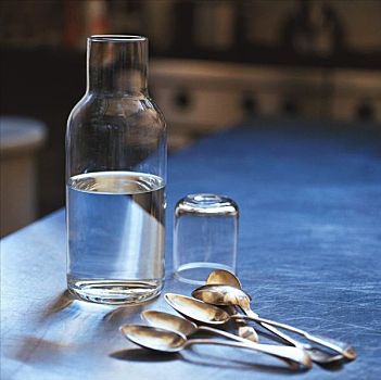 水瓶,玻璃杯,勺子