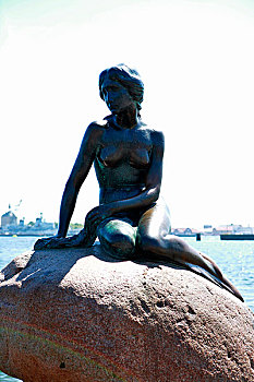 美人鱼位于哥本哈根市中心东北部的长堤海滨