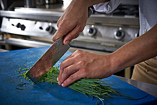 厨师,切,细香葱,餐厅厨房,蓝色背景,切菜板