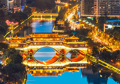 四川省成都市府南河上的安顺廊桥夜景航拍图