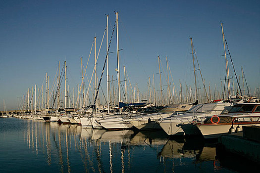 意大利海边小镇海港内停泊的游船