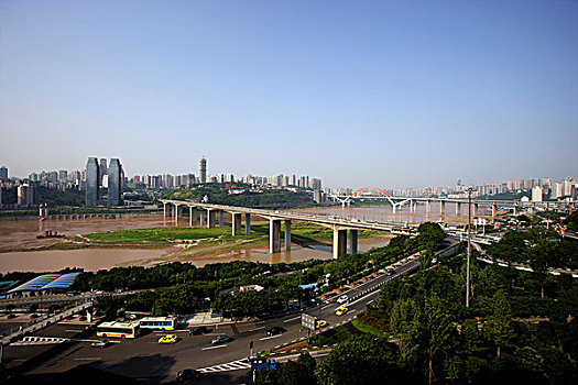 站在重庆山城步行道上远眺重庆长江大桥和重庆菜园坝长江大桥