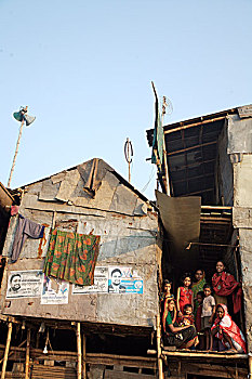孩子,阳光,阳台,竹子,贫民窟,住房,靠近,河,老,达卡,孟加拉,二月,2007年,许多,10个人,生活方式,脚,房间,分享,手,泵,卫生间