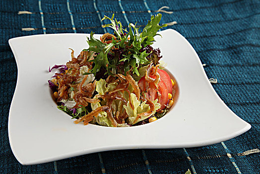 银丝鱼蔬菜沙拉