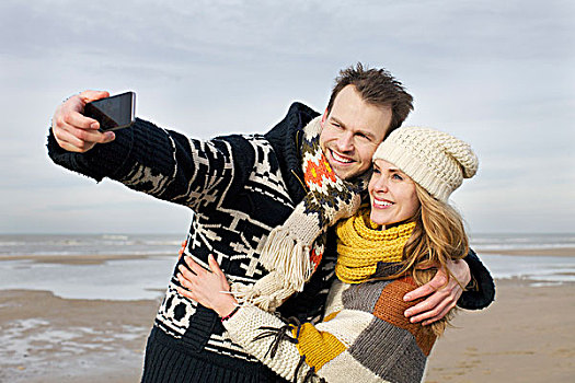 中年,夫妻,智能手机,海滩,荷兰