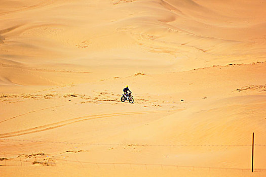沙漠中的越野摩托车