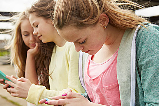 三个女孩,读,智能手机,短信