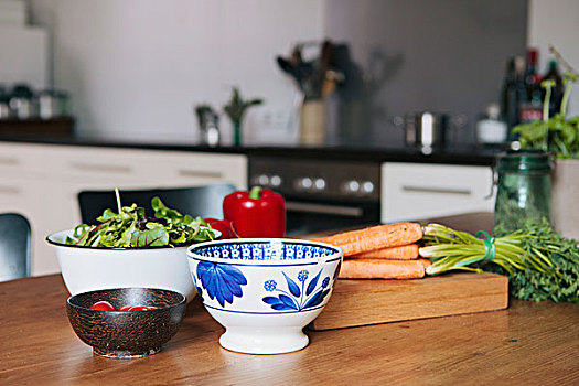 蔬菜,碗,木桌子,厨房