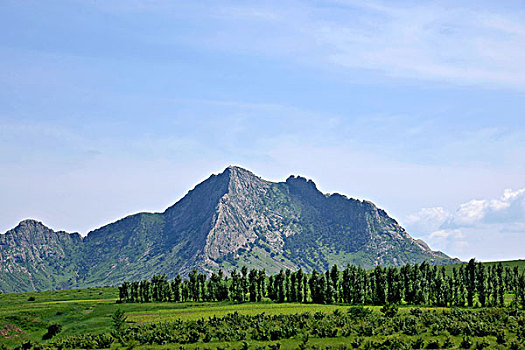 内蒙古科尔沁右翼前旗草原上的崇山峻岭