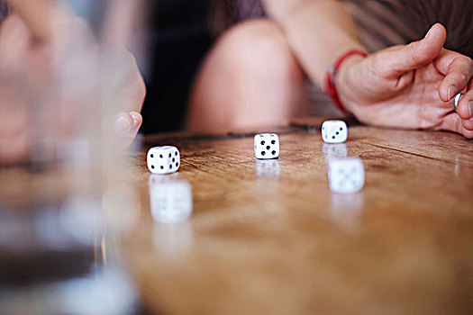 局部,成年,女人,玩,骰子,桌上