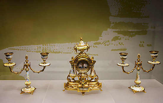 法国19世纪铜镀金珐琅人物雕塑三件套烛台钟