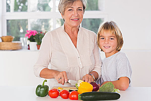 祖母,切,蔬菜,孙子,厨房
