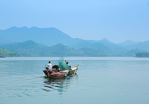 千岛湖上打渔船