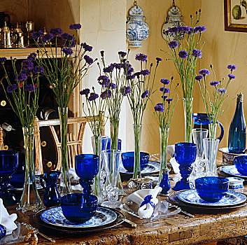 玻璃花瓶,矢车菊,散开,桌子,蓝色,白色,瓷器,玻璃器皿
