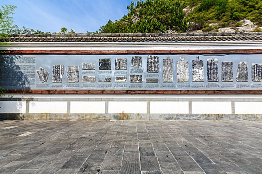 龙门二十品照壁,中国河南省洛阳市龙门石窟景区
