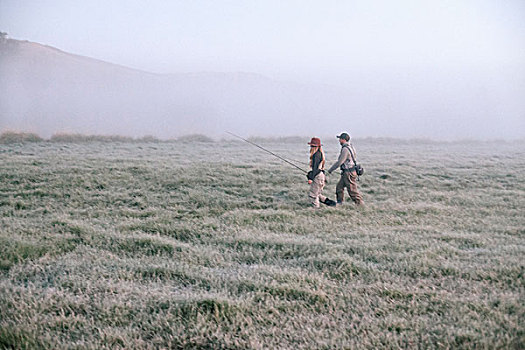 两个人,走,草地,早晨,雾气,鱼竿