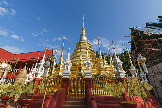 泰国清迈盼道寺内巨大的金色佛塔