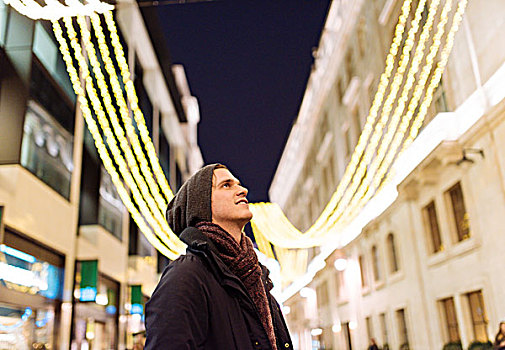 男青年,仰视,圣诞灯光,伦敦,英国