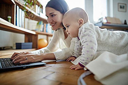 婴儿,女儿,看,母亲,打字,笔记本电脑,地板
