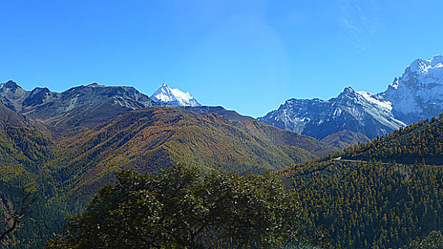 仙乃日雪山