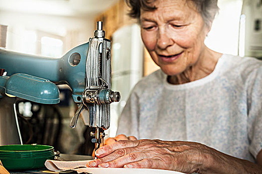 老女人,工作,缝纫机