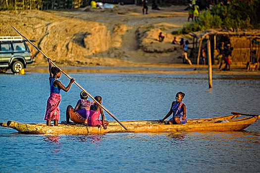 madagascar马达加斯加贝马拉哈国家公园河中划船