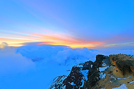 夕阳下的长白山