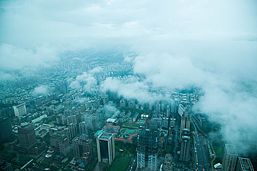 台湾台北市138大厦上眺望云雾中的台北市景