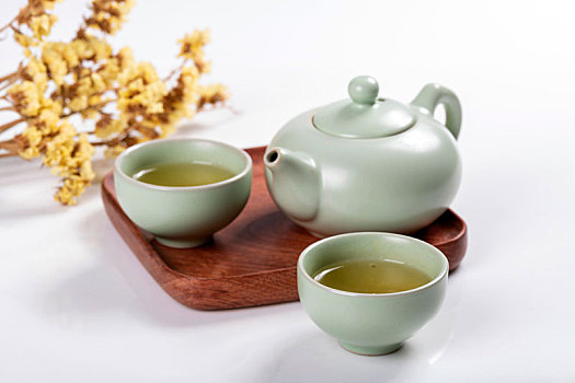 汝瓷茶壶汝瓷茶杯摆放在木制茶盘中