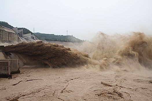 黄河小浪底水库排沙壮观场面