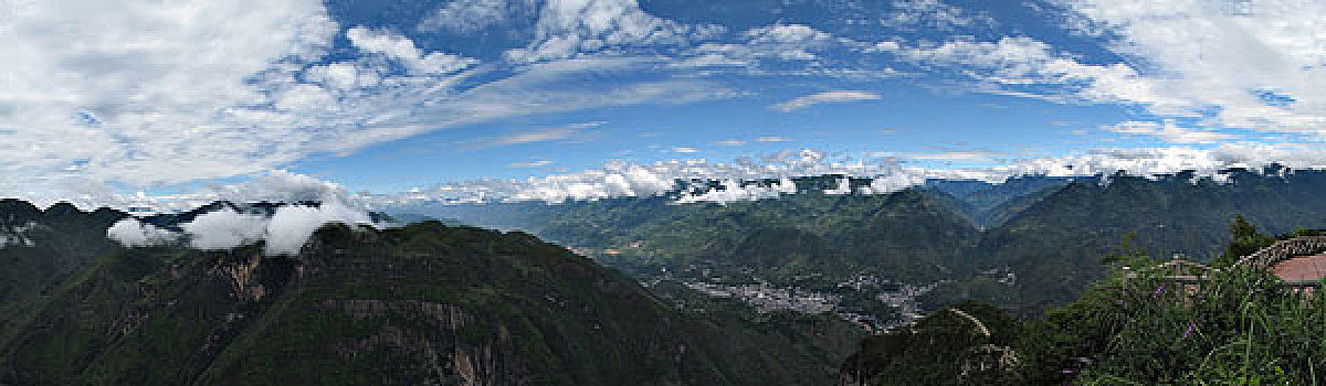 重庆巫溪云台山健身蹬山步行道上远眺巫溪县城全景图