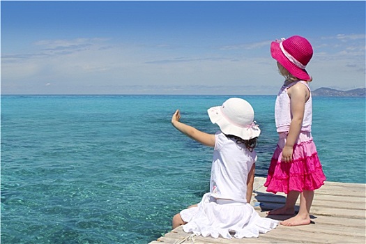 两个女孩,游客,蓝绿色海水,再见,手势