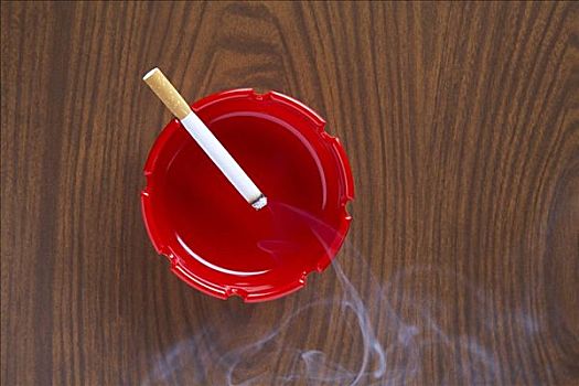 香烟,烟灰缸